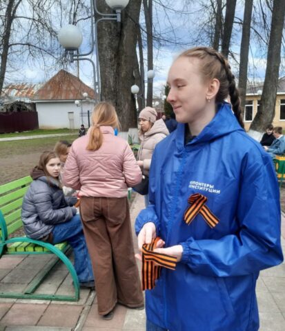 В Лихославле раздавали георгиевские ленточки