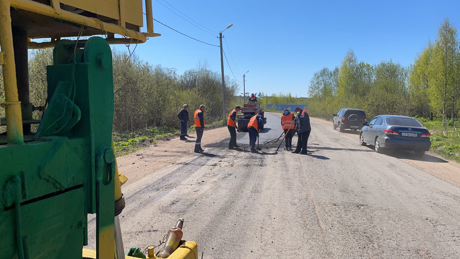 На дорогах города Бологое заделывают ямы
