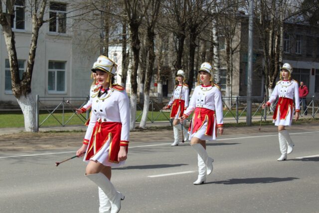 В Лихославле юнармейцы возглавили первомайское шествие В Лихославле юнармейцы возглавили первомайское шествие