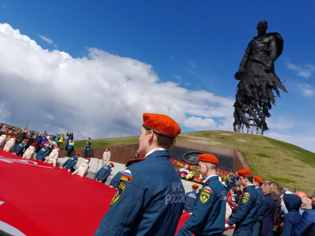 На Ржевском мемориале Советскому солдату развернули большую копию Знамени Победы