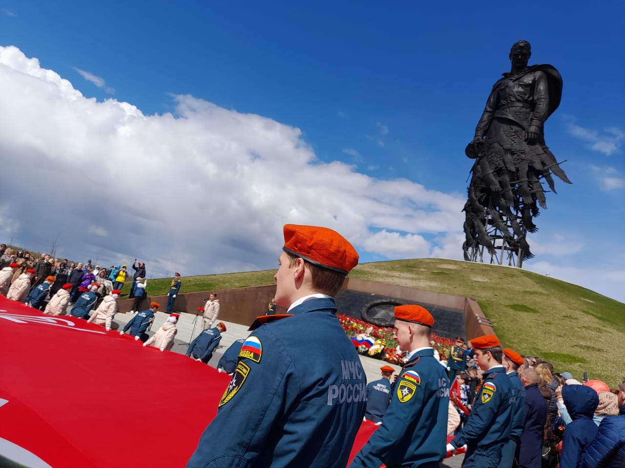 На Ржевском мемориале Советскому солдату развернули большую копию Знамени Победы На Ржевском мемориале Советскому солдату развернули большую копию Знамени Победы
