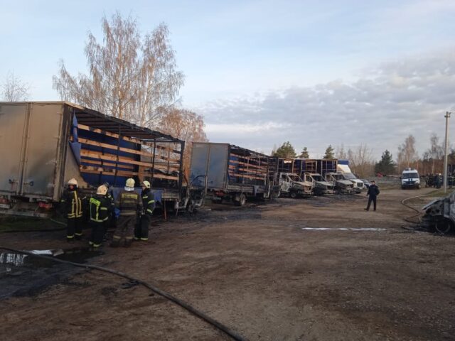 Под Тверью в огне пострадали больше 30 грузовых автомобилей Под Тверью в огне пострадали больше 30 грузовых автомобилей