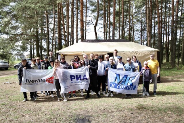 В Первомайской роще Твери прошёл субботник В Первомайской роще Твери прошёл субботник