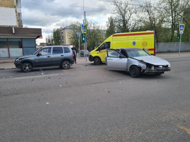 В Твери по вине молодого водителя пострадали два человека В Твери по вине молодого водителя пострадали два человека