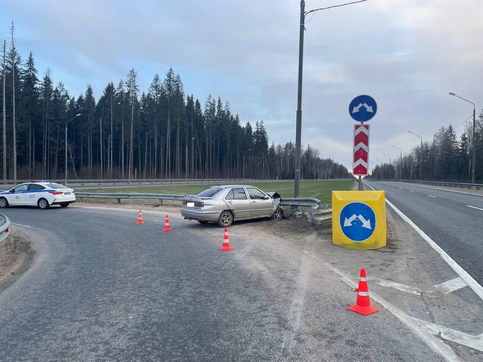 В Тверской области водитель при развороте протаранил ограждение В Тверской области водитель при развороте протаранил ограждение