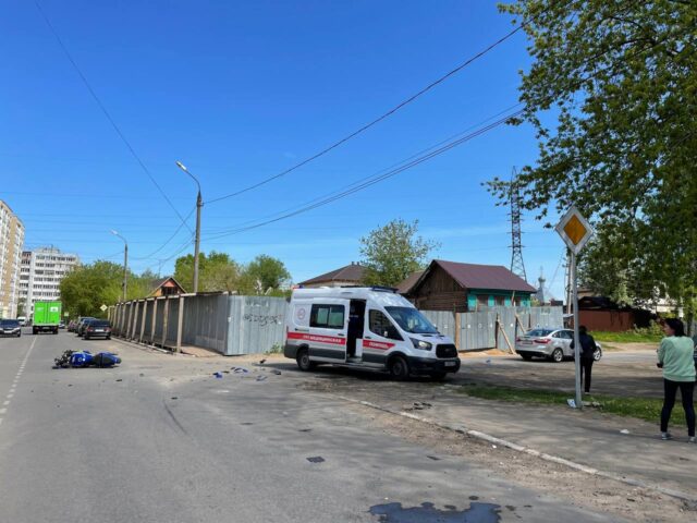 В Твери водитель иномарки не уступил дорогу мотоциклисту В Твери водитель иномарки не уступил дорогу мотоциклисту