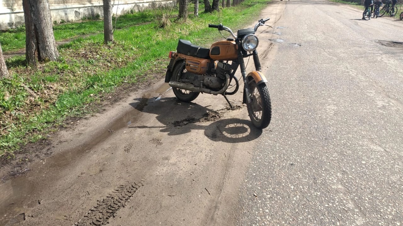 Под Тверью остановили 13-летнего мальчика на мотоцикле Под Тверью остановили 13-летнего мальчика на мотоцикле
