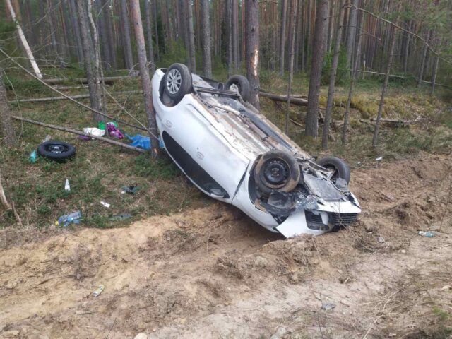 В Тверской области автомобиль "нырнул" в кювет