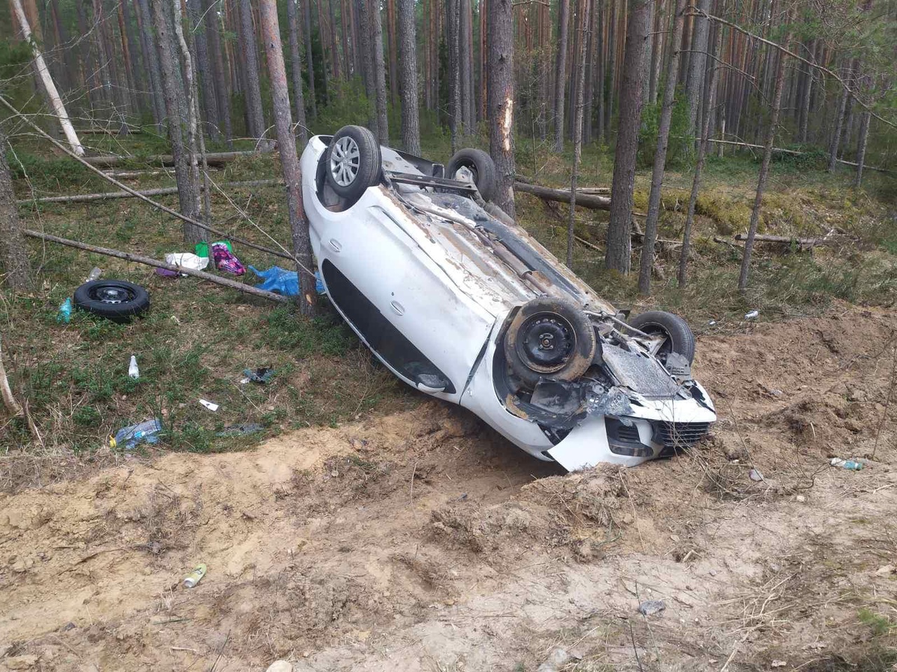 В Тверской области автомобиль "нырнул" в кювет В Тверской области автомобиль "нырнул" в кювет