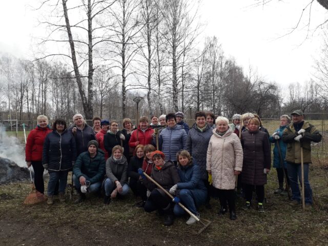 Коллектив школы в Тверской области устроил субботник