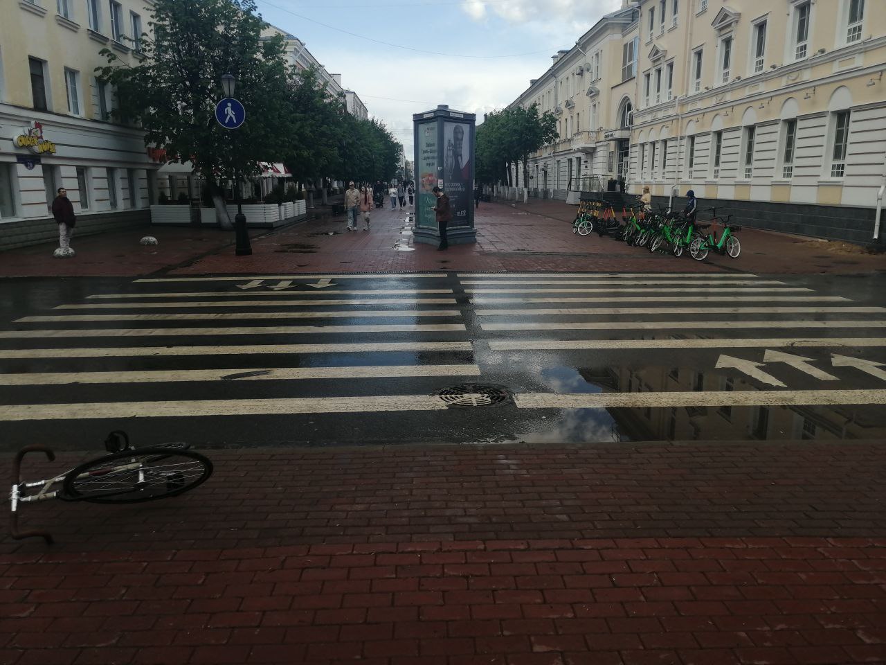 На Трехсвятской улице в Твери сбили велосипедиста На Трехсвятской улице в Твери сбили велосипедиста