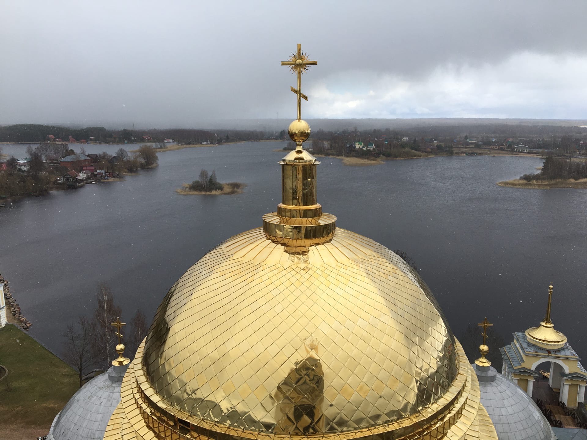 Ржевский мемориал посетил известный российский поэт-песенник Александр Шаганов