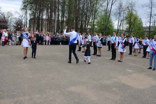 В Западнодвинском округе прозвенел последний звонок В Западнодвинском округе прозвенел последний звонок