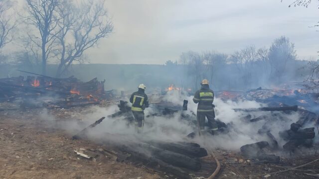 В Тверской области загорелись шесть домов В Тверской области загорелись шесть домов
