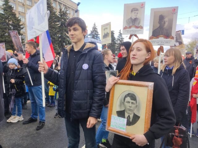 Волонтёры «Единой России» по просьбе пожилой женщины пронесли портреты её родственников в Бессмертном полку в Твери Волонтёры «Единой России» по просьбе пожилой женщины пронесли портеры её родственников в Бессмертном полку в Твери