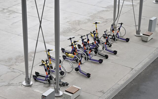 Для езды на электросамокате могут потребоваться права В Твери молодой человек на самокате попытался переехать дорогу на красный свет