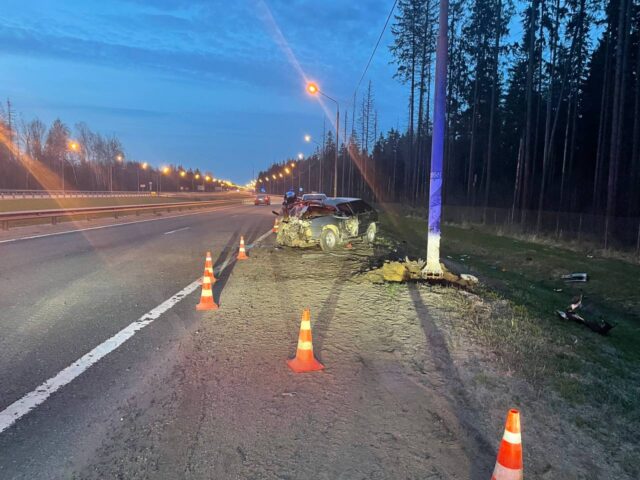 В Тверской области молодой водитель в аварии получил переломы ноги и таза
