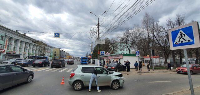 В Твери в аварии получила травмы молодая девушка