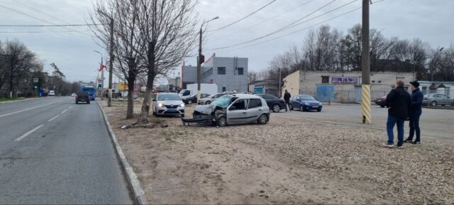 В Твери рано утром водитель отвлекся от дороги и врезался в дерево В Твери рано утром водитель отвлекся от дороги и врезался в дерево