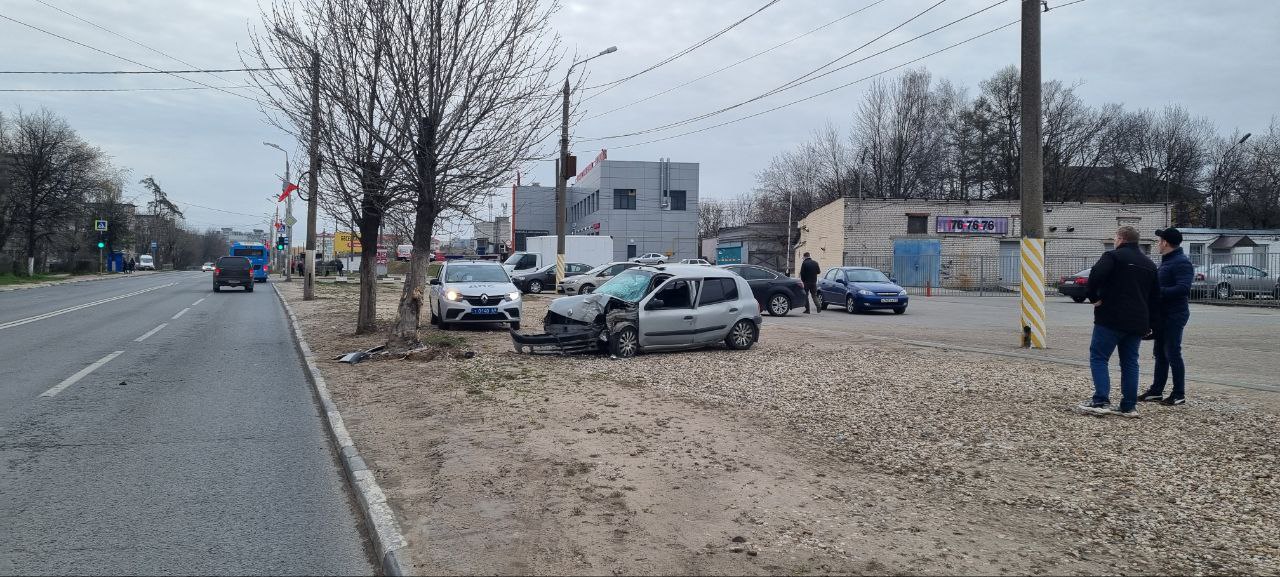 В Твери рано утром водитель отвлекся от дороги и врезался в дерево В Твери рано утром водитель отвлекся от дороги и врезался в дерево
