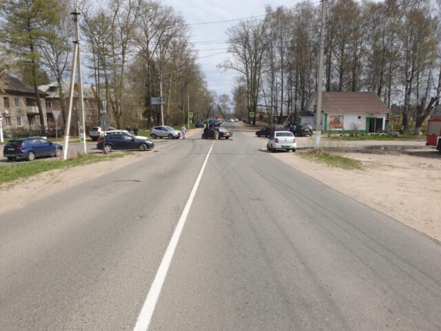 В Тверской области иномарка не пропустила ВАЗ, который двигался по главной дороге В Тверской области иномарка не пропустила ВАЗ, который двигался по главной дороге