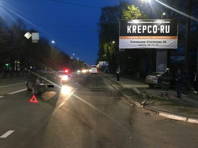 В аварии в Твери пострадали две молодые девушки В аварии в Твери пострадали две молодые девушки