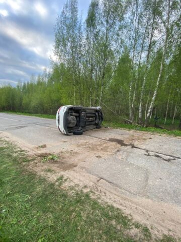 В Тверской области на дороге перевернулась иномарка В Тверской области на дороге перевернулась иномарка