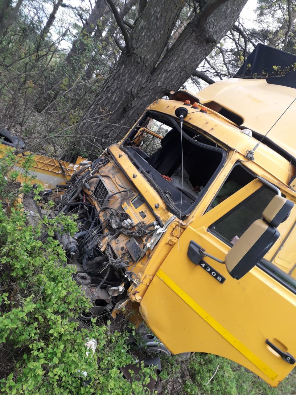 В Тверской области водитель Камаза уснул на дороге и врезался в другую машину