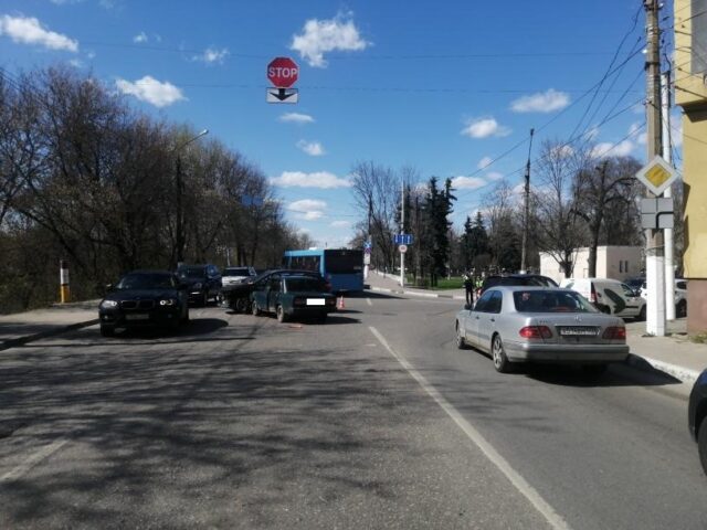 В Твери водители не поделили дорогу на перекрестке В Твери водители не поделили дорогу на перекрестке