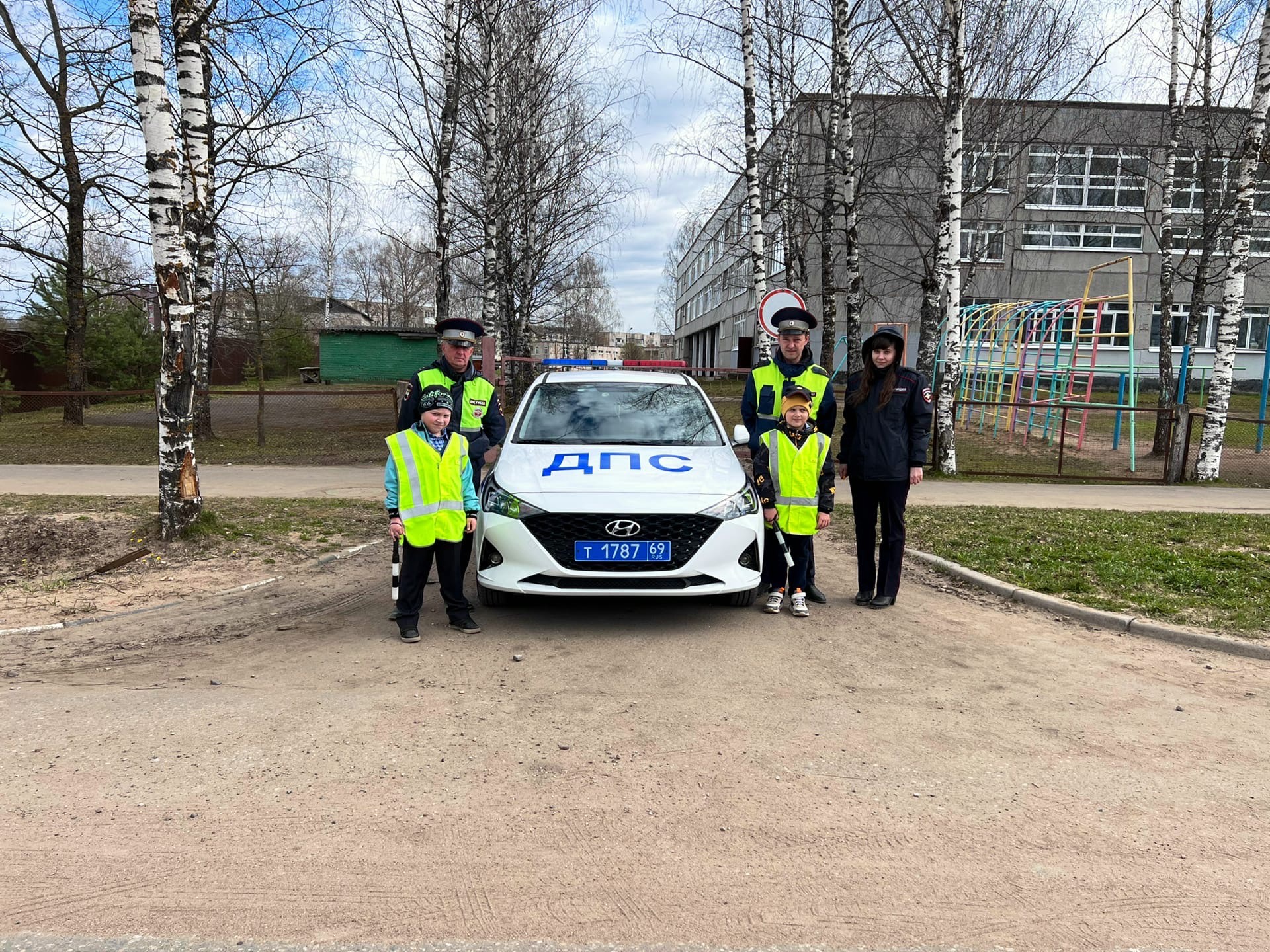 В Нелидове школьники попробовали себя в роли сотрудников ГИБДД