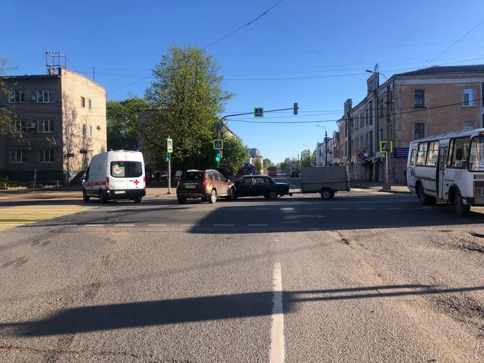На трассе М-10 в Вышнем Волочке столкнулись два автомобиля На трассе М-10 в Вышнем Волочке столкнулись два автомобиля