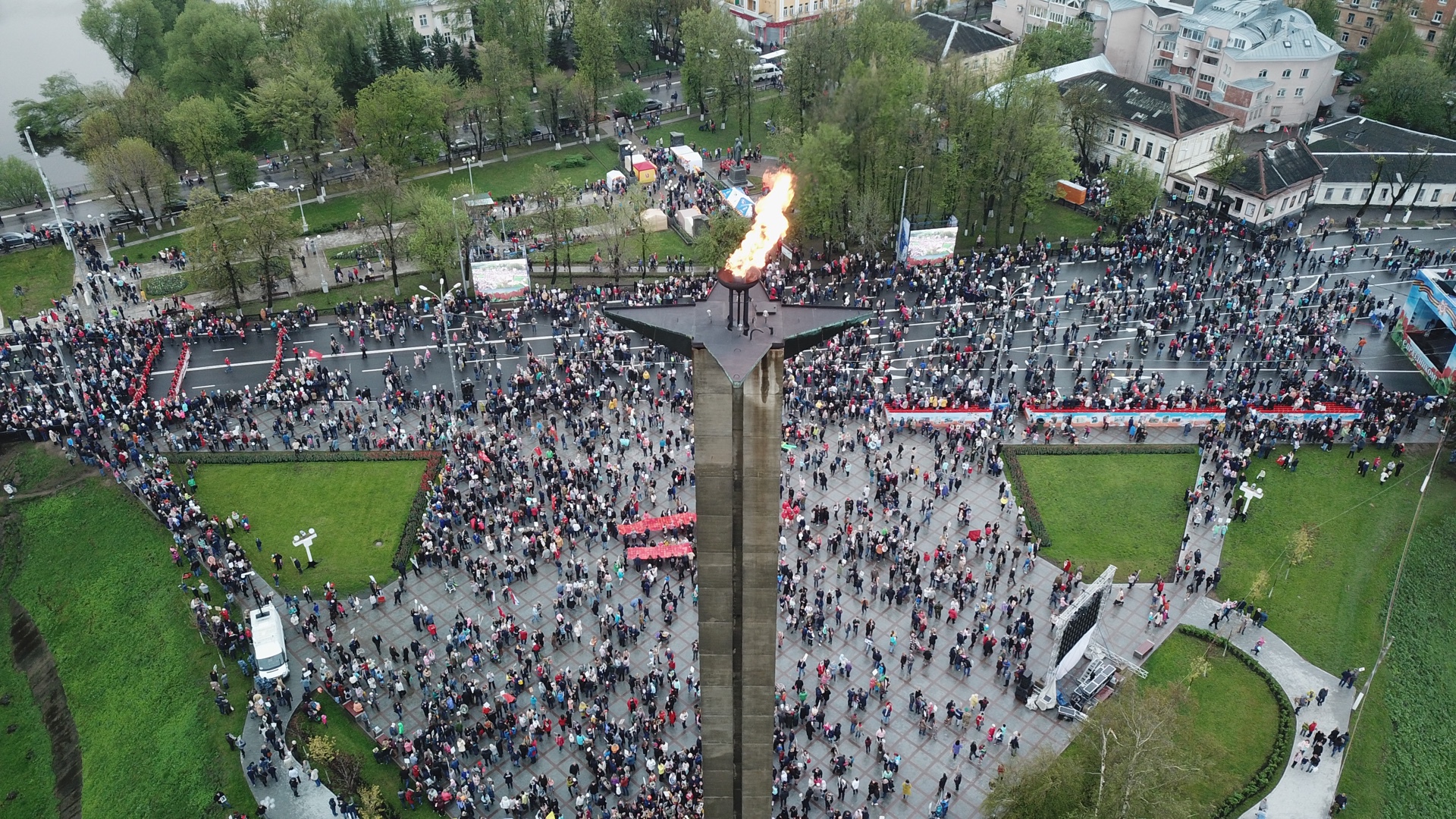 9 мая тверская область. Бессмертный полк Тверь. День Победы в Твери. День Победы Тверская область. Май в Твери.