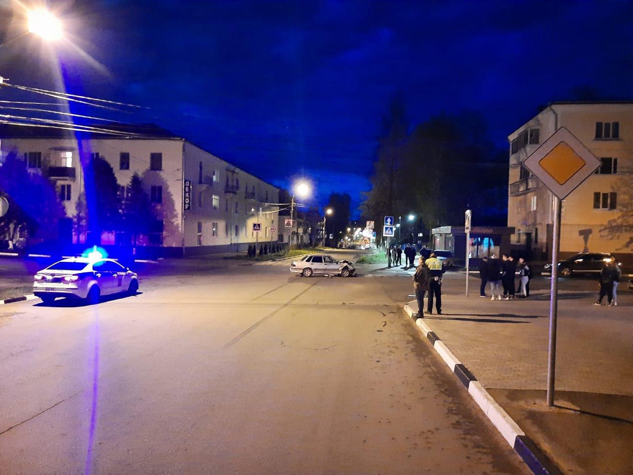 Две отечественные машины столкнулись на перекрестке в Тверской области Две отечественные машины столкнулись на перекрестке в Тверской области