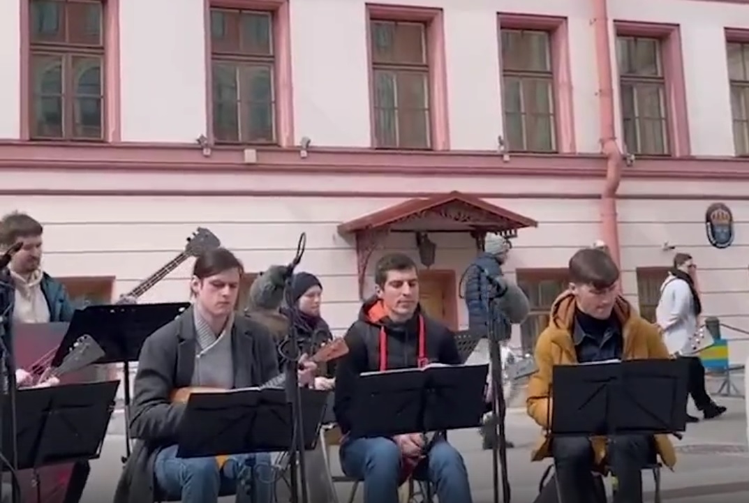 Питерские балалаечники устроили концерт перед генконсульством Швеции Питерские балалаечники устроили концерт перед генконсульством Швеции