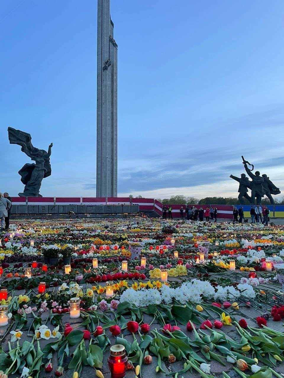 Жители Риги выложили 77 рядов цветов в честь Дня Победы над нацизмом