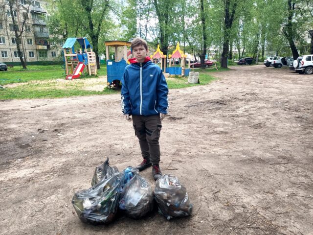 Активисты навели порядок на детской площадке в Твери Активисты навели порядок на детской площадке в Твери