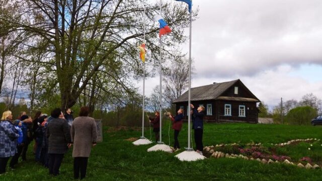Учебная неделя в школах Бологовского района началась с поднятия Государственного флага РФ Учебная неделя в школах Бологовского района началась с поднятия Государственного флага РФ