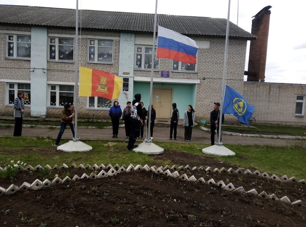 Учебная неделя в школах Бологовского района началась с поднятия Государственного флага РФ