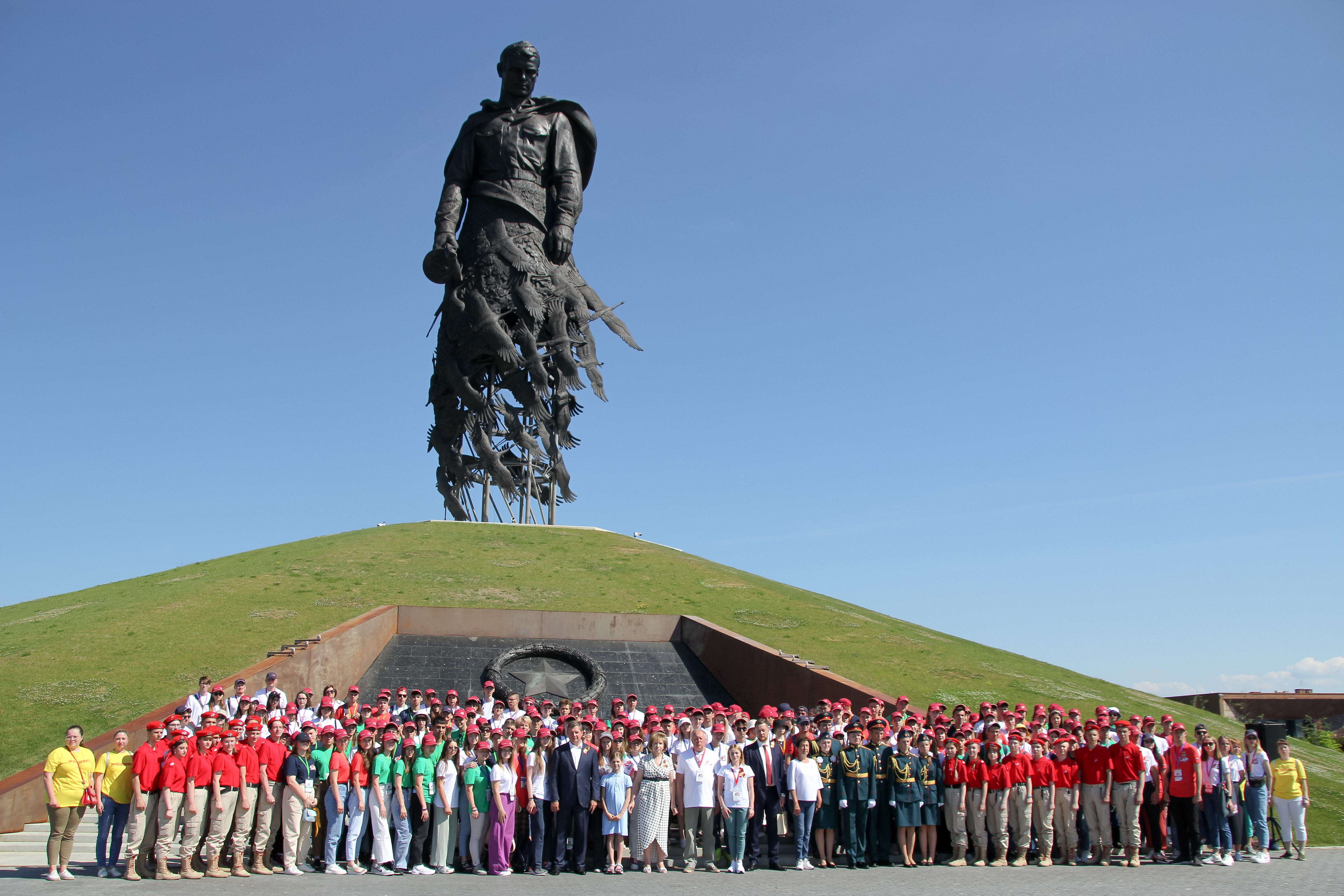 Мемориал победы ржев. Ржев памятник советскому солдату. Ржев памятник советскому солдату. Мемориал ржев 2020. Ржевский мемориал журавли.