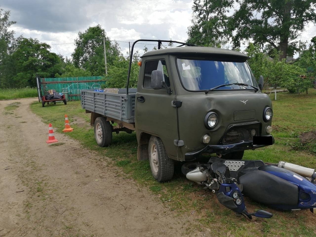 В Тверской области нетрезвый водитель на скутере наехал на стоящий УАЗ В Тверской области нетрезвый водитель на скутере наехал на стоящий УАЗ