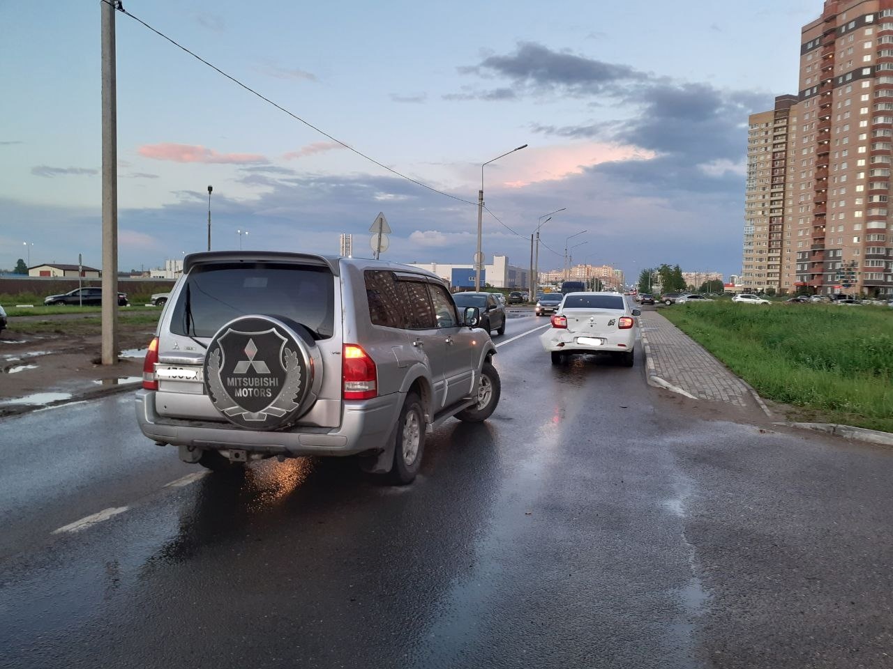 В Твери водитель отвлекся от дороги и въехал в другой автомобиль В Твери водитель отвлекся от дороги и въехал в другой автомобиль