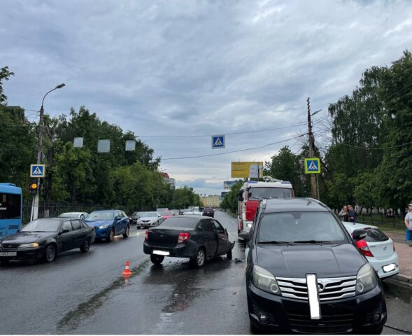 Два человека получили травмы в тройном ДТП в Твери Два человека получили травмы в тройном ДТП в Твери