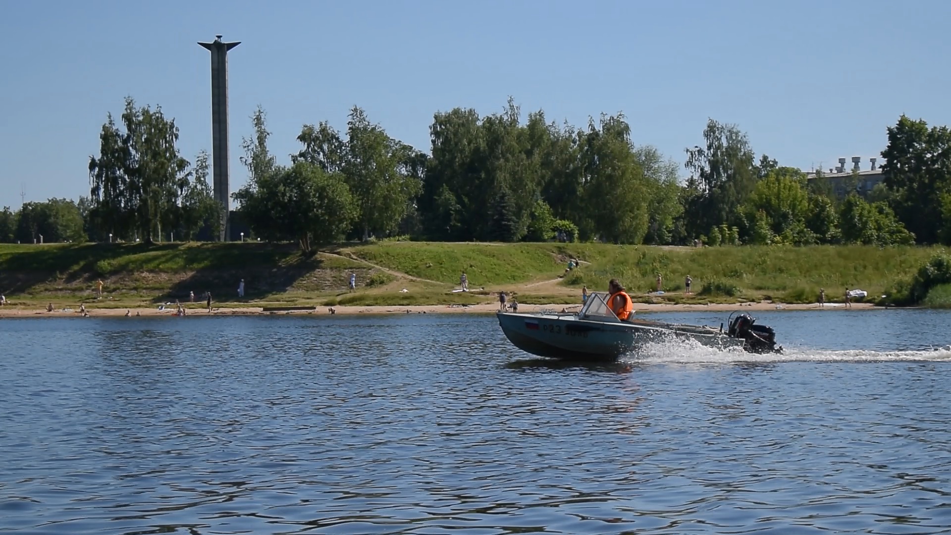 В Твери спасатели дежурят в местах массового отдыха населения у воды В Твери спасатели дежурят в местах массового отдыха населения у воды