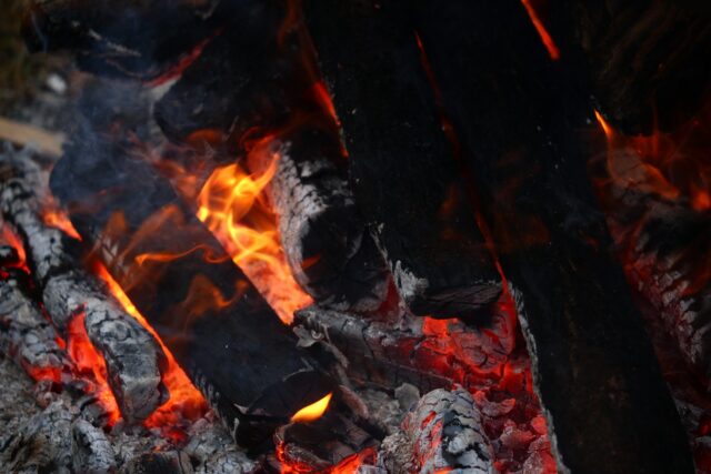 В Калининском округе сгорел жилой дом