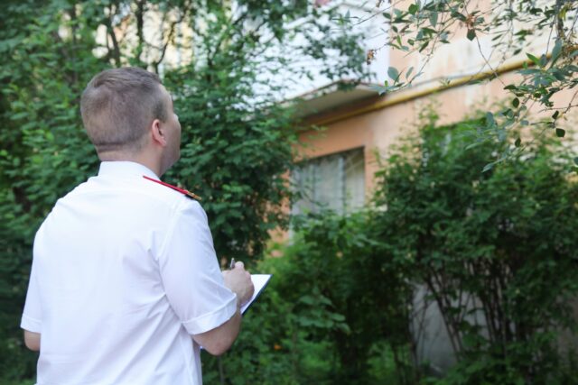 В Тверской области девочка выпала из окна квартиры на втором этаже