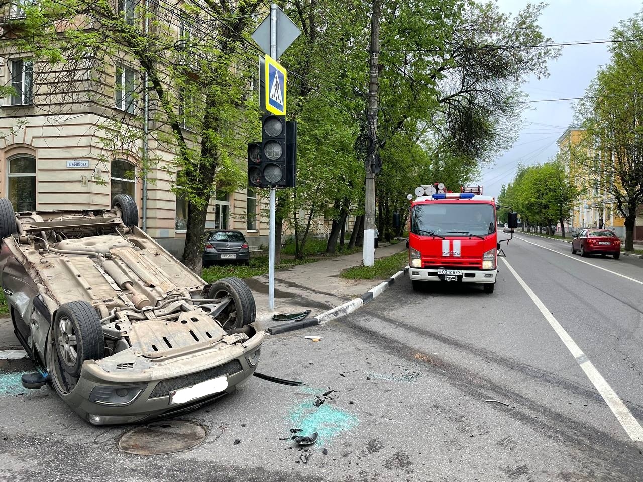 В Твери в результате ДТП машина перевернулась на крышу В Твери в результате ДТП иномарка перевернулась на крышу