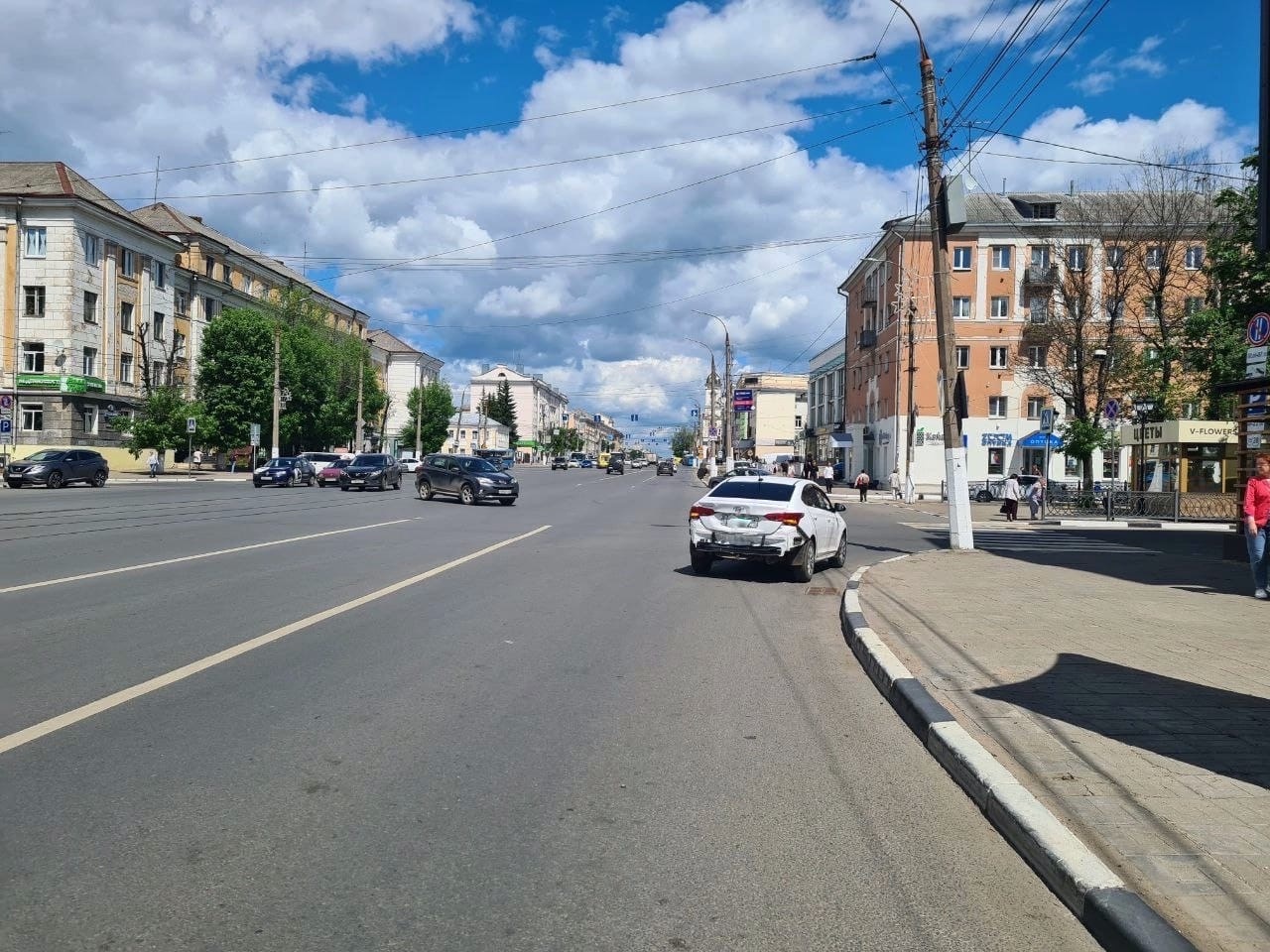 В Твери столкнулись грузовой автомобиль и легковушка