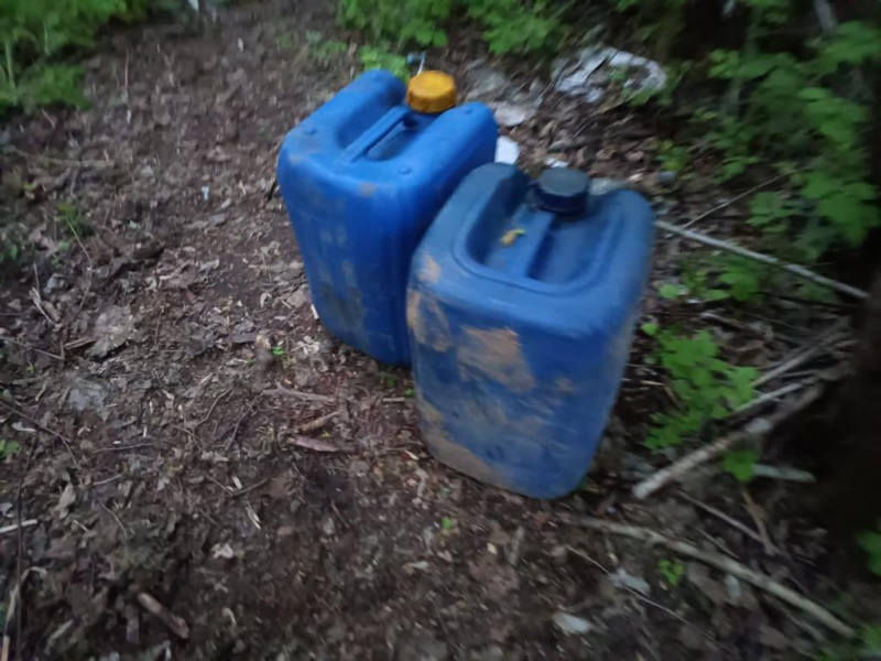 В Тверской области двое рецидивистов сливали топливо с большегрузов В Тверской области двое рецидивистов сливали топливо с большегрузов
