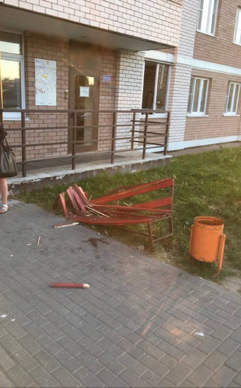 В Твери девочка упала с 16 этажа и погибла В Твери девочка упала с 16 этажа и погибла