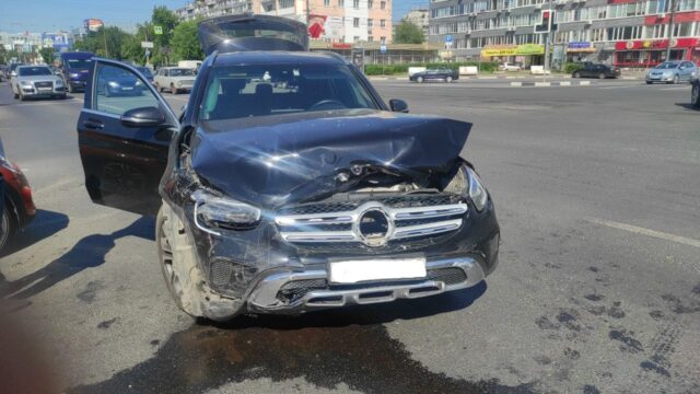 Две иномарки столкнулись на проспекте Чайковского в Твери